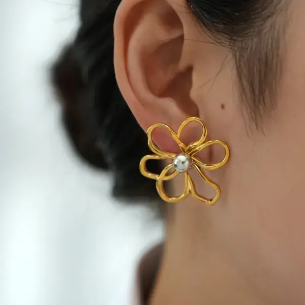 Wholesale Ion Plating (IP) Real Gold Plated 18K Gold Flower 304 Stainless Steel Sweet Simple Style Waterproof Non Tarnish Ear Studs