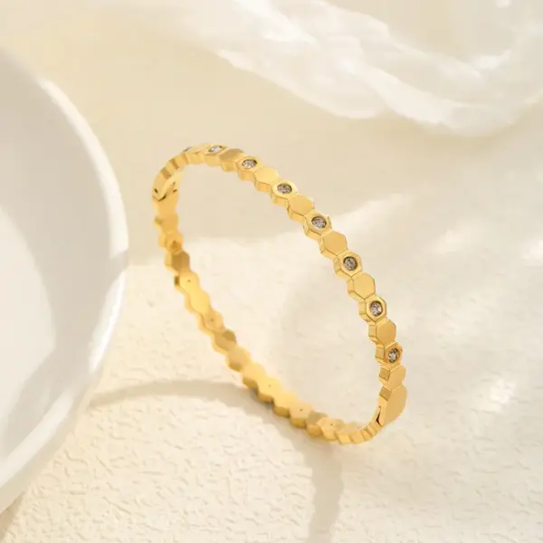 PVD Coated Real Gold Plated 18K Gold Geometric Star Titanium Steel Casual Elegant Waterproof Non Tarnish Titanium Steel Bangle