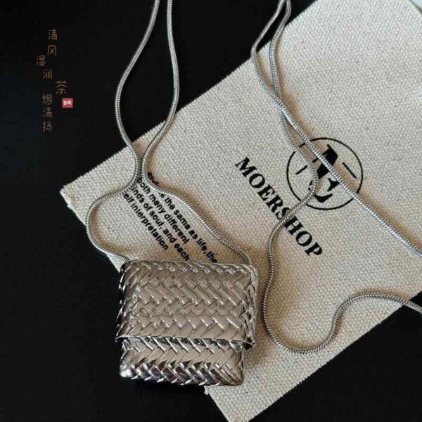 Wholesale Bag snake chain necklace niche cold wind long sweater chain fashion simple high sense necklace manufacturers