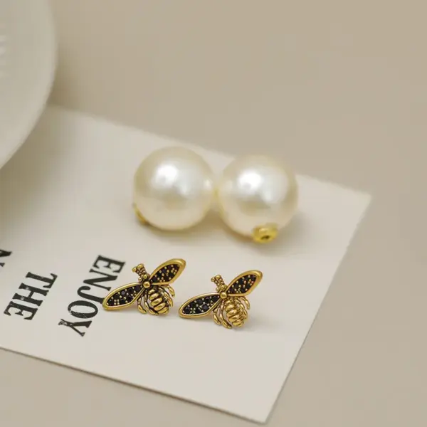 Wholesale 1 Pair Cute Pearl Bee Plating Copper 18K Gold Plated Ear Studs