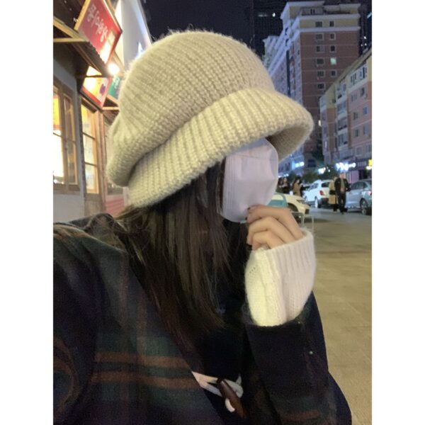 Wholesale Japanese style oversized beret for women, autumn and winter knitted beanie, face-slimming beanie, fisherman's hat.