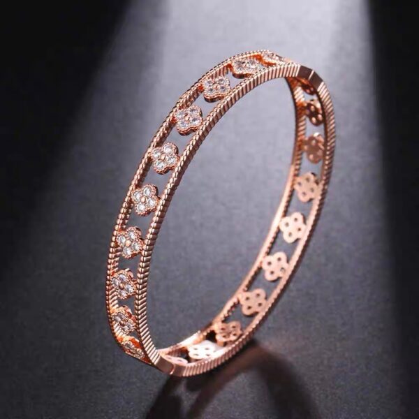 Wholesale Cross-border popular diamond-encrusted four-leaf clover bracelet, fashionable and exquisite bangle, European and American jewelry.