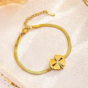 7758 Four-Leaf Clover Pattern Bracelet / Gold