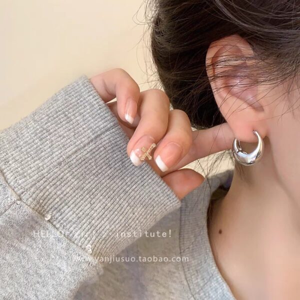 Wholesale Geometric oval plain ring autumn and winter ear buckle women's fashion temperament high-end earrings cold wind commuting all-match ear jewelry
