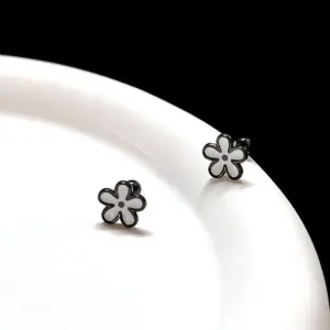 White and Black Flowers Ear Bone Stud (Single)