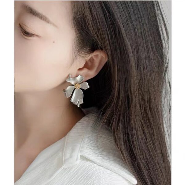 oly-1398661306321586516401925c3abe8d Wholesale High-end Retro Flower Earrings Metal Hong Kong-style Niche Design vintage Distinctive Show Exaerated Earrings