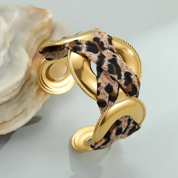 Wholesale Wide Open Stainless Steel Bracelet Plated In 18K Gold With Stylish Leopard Print Ribbon Fashionable Jewelry Accessory For Women