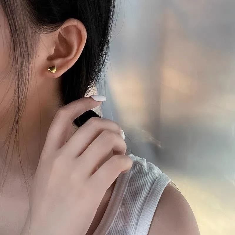 Wholesale Titanium Steel 18k Gold Love Heart Stud Earrings Female Niche High Sense Ear-caring Peach Heart Small Earrings Anti Allergy Ear Jewelry