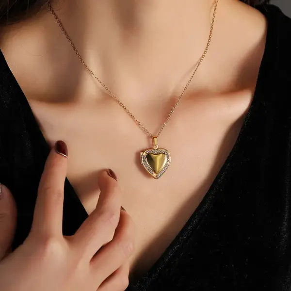 Wholesale Jewelry Sweet Heart Shape Titanium Steel Rhinestones 18K Gold Plated Inlay Locket Necklace