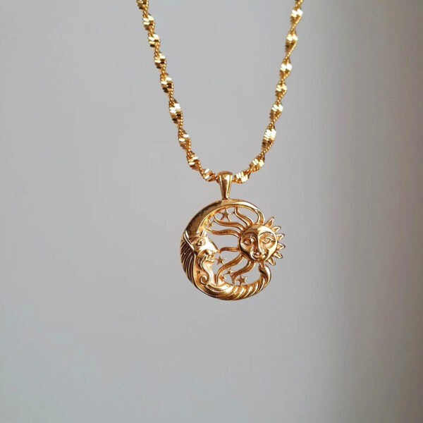 Wholesale Vintage-style diamond-encrusted sun and moon tarot card brass gold-plated clavicle chain, exquisite