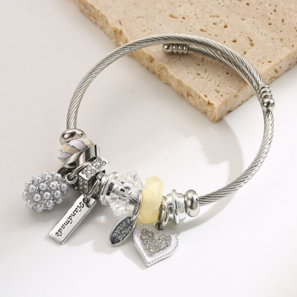 oly-14c9886064c4133bc0d119bf66933e31 Wholesale Stainless steel bracelet for women, fashionable and versatile, heart-shaped pendant, adjustable and colorfast.
