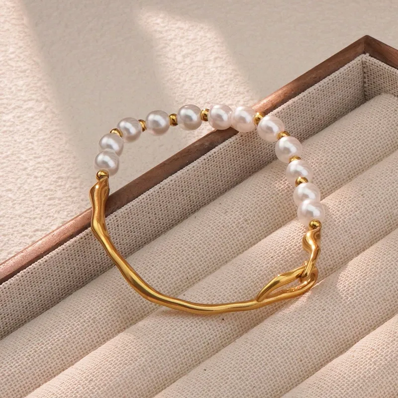 Wholesale 304 Stainless Steel Plastic Geometric Solid Color Ion Plating (IP) Plastic 18K Gold Plated Sweet Waterproof Non Tarnish Inlay Conventional C