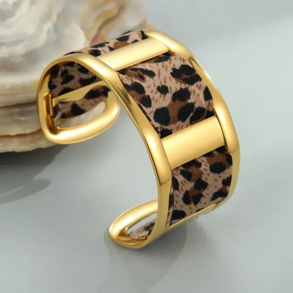 Wholesale Wide Open Stainless Steel Bracelet Plated In 18K Gold With Stylish Leopard Print Ribbon Fashionable Jewelry Accessory For Women
