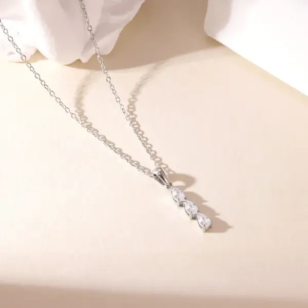 Wholesale Hot-Selling Diamond-Studded One-Word Chain Elegant Light Luxury Ins Niche Female Style French Clavicle Chain Minimalist Titanium Steel Necklace High-End