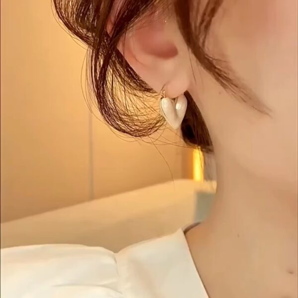 Wholesale New style oil dripping lovely ear buckle light luxury high-grade French heart-shaped temperament earrings niche design all-match earrings