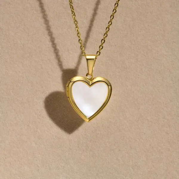 Wholesale PVD Coated Real Gold Plated 18K Gold Heart Shape 304 Stainless Steel Simple Style Waterproof Non Tarnish 304 Stainless Steel Necklace Pendant