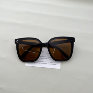 Three points black frame tea slices