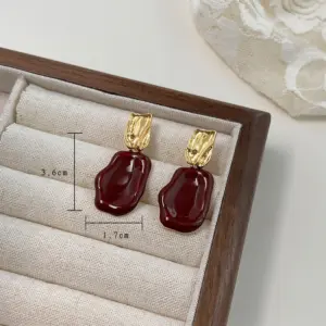 Irregular Geometric Oil Drip-