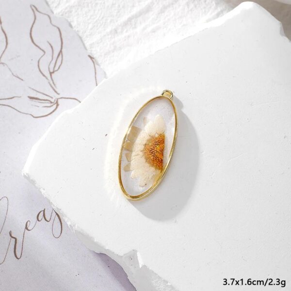 Wholesale Oval Glitter Daisy Dried Flower Flower Pendant DIY Alloy Epoxy Plant Earrings Necklace Keychain Accessories