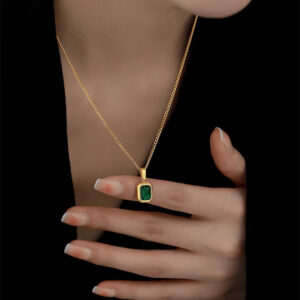 Wholesale French simple emerald pendant necklace female niche design 1 light luxury high-grade clavicle chain jewelry