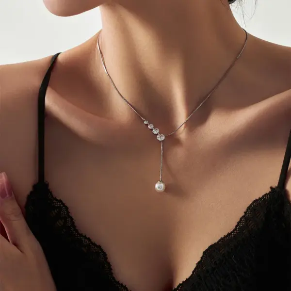 Wholesale Elegant Solid Color Copper Inlay Rhinestones Pendant Necklace