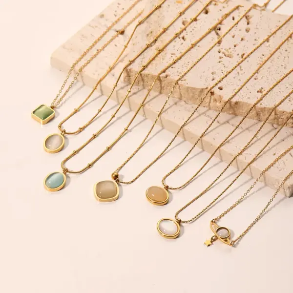 Wholesale PVD Coated 18K Gold Real Gold Plated Round Heart Shape 304 Stainless Steel Simple Style Waterproof Non Tarnish 304 Stainless Steel Pendant Necklace