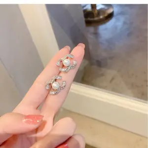 Ed233 Pearl [White Gold Color]] / Copper-plated gold