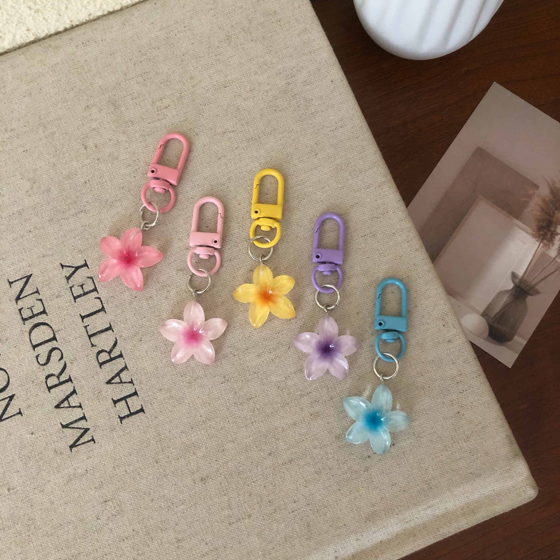 Wholesale Colorful Transparent Small Flower Keychain Women's Ins Style Cute Key Pendant Bag Hanging Aessories Headset Bag Decoration