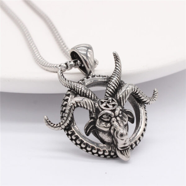 Wholesale P1079 foreign trade jewelry wholesale European and American personality retro ram horn men's titanium steel pendant necklace