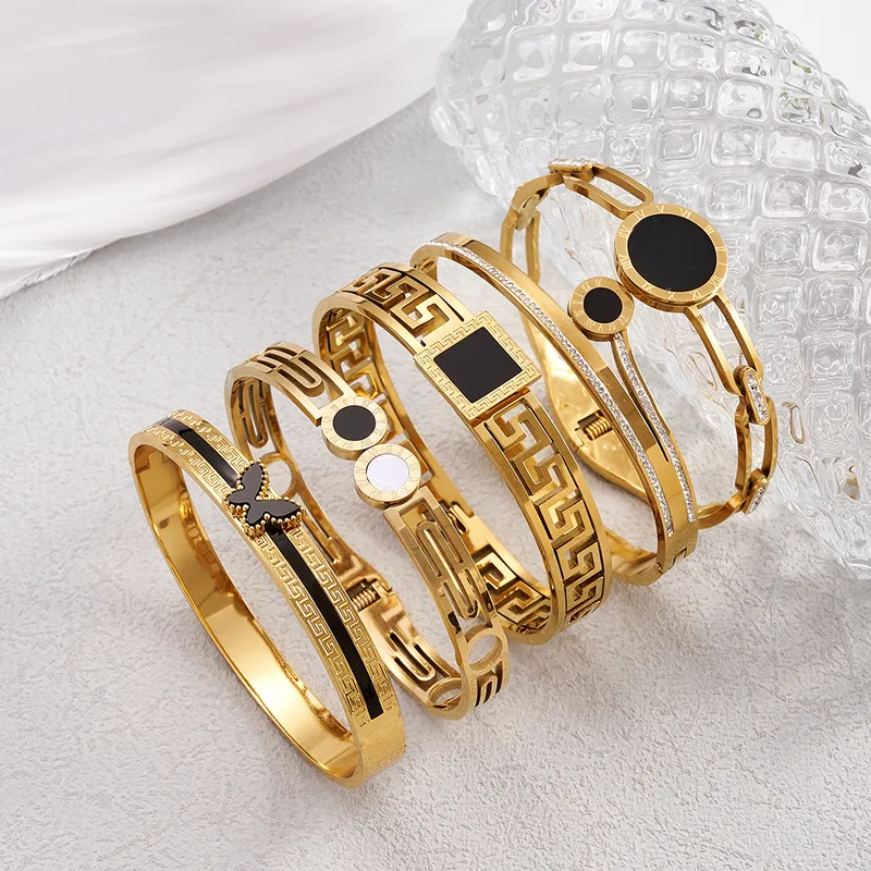 Wholesale Fashionable Round And Square Butterfly Design Bracelet 304 Stainless Steel Vacuum Plated With Rhinestones And Fake Pearls Openable For Women