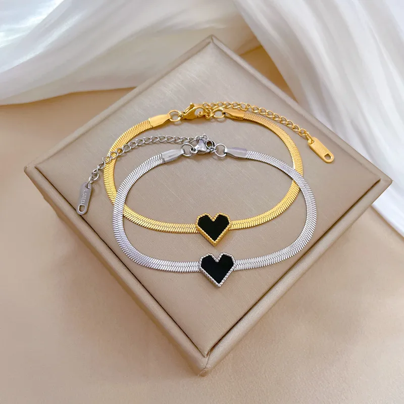 Wholesale Electroplating Golden Plated Heart Shape Titanium Steel Simple Style Classic Style Titanium Steel Bracelets