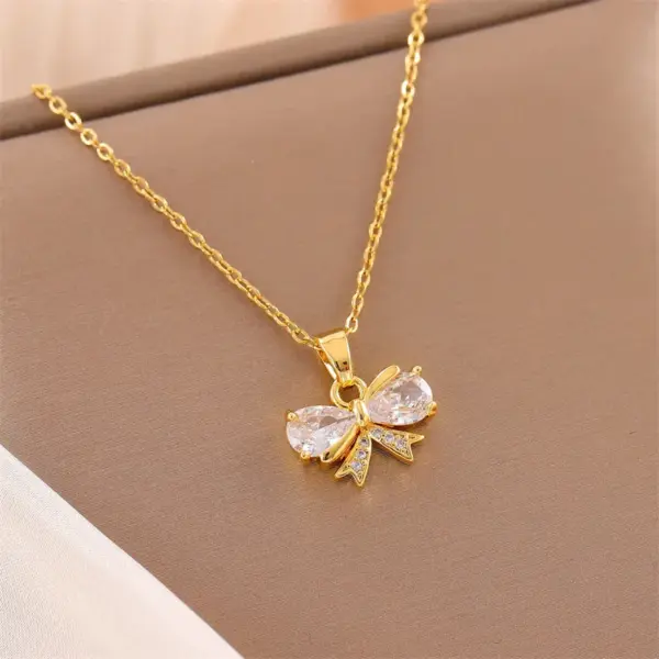 Wholesale Water Plating Vacuum Plating Real Gold Plated 18K Gold Circle Heart Shape Flower 304 Stainless Steel Titanium Steel Simple Style Waterproof Non Tarnish 201 Stainless Steel Pendant Necklace