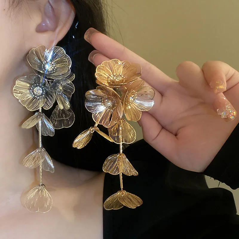Wholesale 1 Pair Elegant Exaggerated Flower Inlay Copper Artificial Rhinestones Drop Earrings