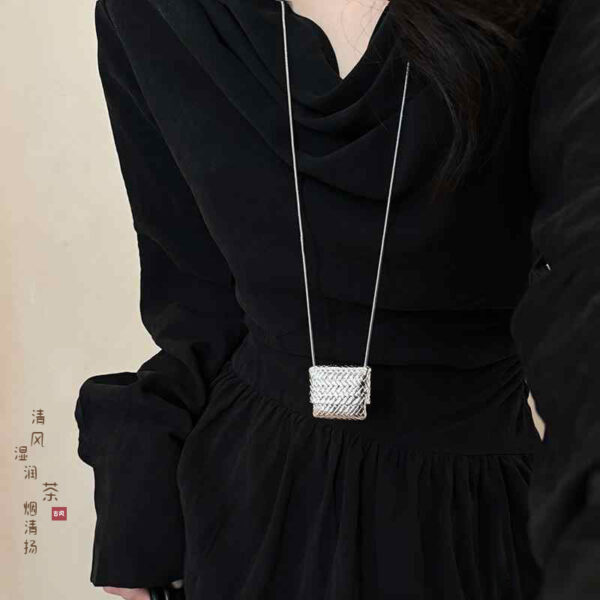 Wholesale Bag snake chain necklace niche cold wind long sweater chain fashion simple high sense necklace manufacturers