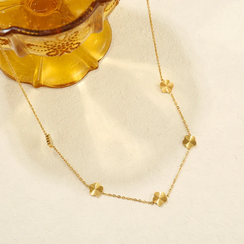 Wholesale 304 Stainless Steel Flower PVD Coated Stone-Free 18K Real Gold Plated Romantic Modern Style Cable Chain Lobster Trigger Clasp Closure Neckla