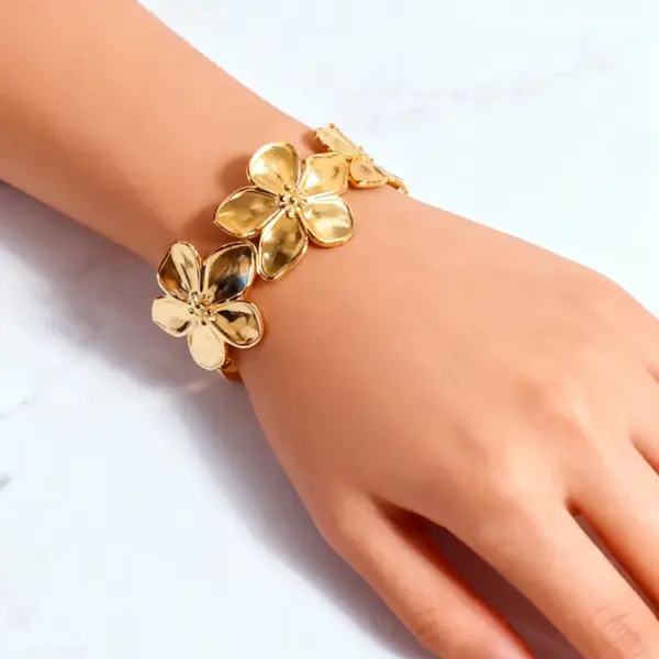 Wholesale 1 Piece Stainless Steel Exaggerated Geometric Open Bracelet Shell Five-Leaf Flower Bracelet Irregular Personality Starfish Shiny Bracelet Suitable For Women's Daily Wear