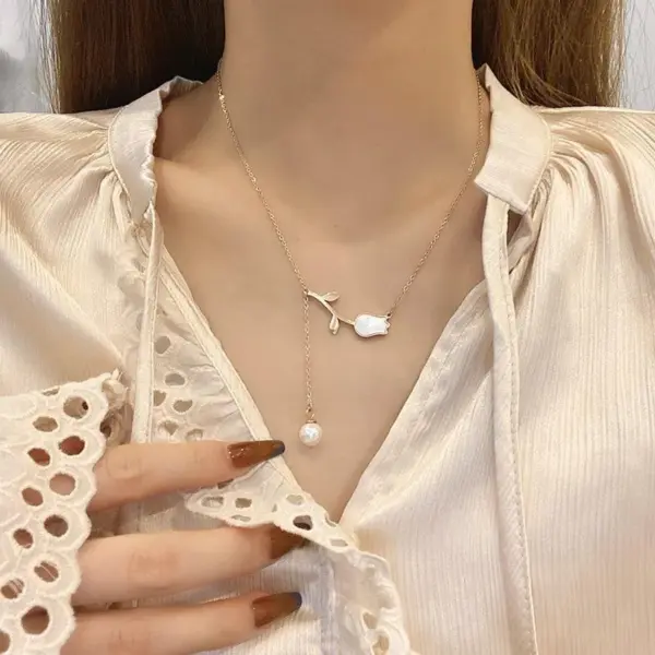 Wholesale [Whole Body Titanium Steel] Tulip Pearl Pendant Necklace Light Luxury Classic Style Necklace