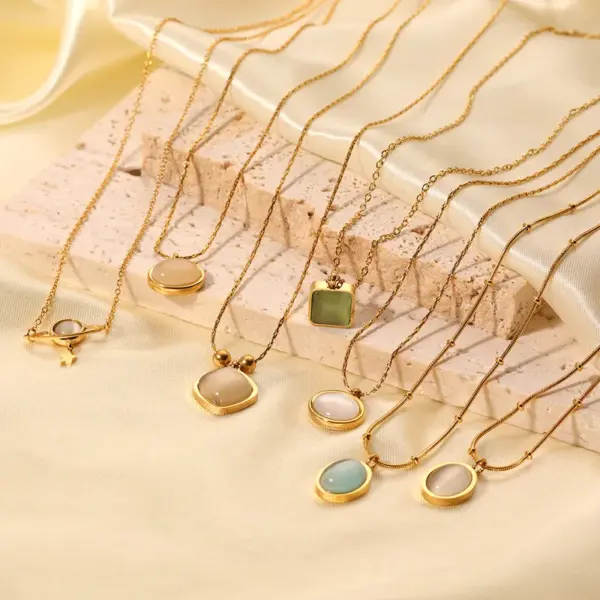 Wholesale PVD Coated 18K Gold Real Gold Plated Round Heart Shape 304 Stainless Steel Simple Style Waterproof Non Tarnish 304 Stainless Steel Pendant Necklace
