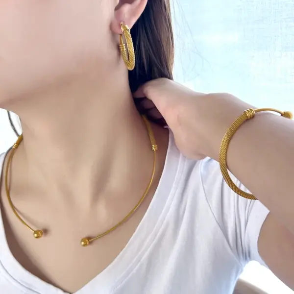 Wholesale PVD Coated 18K Gold Real Gold Plated Circle 303 Stainless Steel 304 Stainless Steel Simple Style Waterproof Non Tarnish 304 Stainless Steel Choker