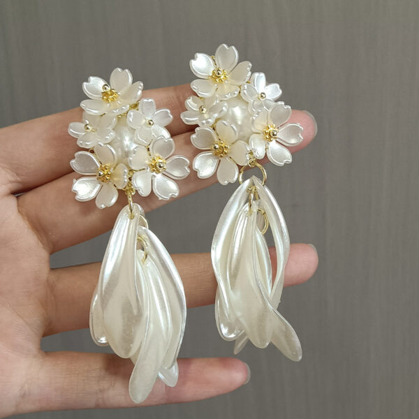 oly-1c9336126227e628adccd783f6d1ac0e Wholesale Ser Fairy French Flower Exaerated Earrings Niche Design High-grade Long Tassel Earrings Bridal Earrings Women