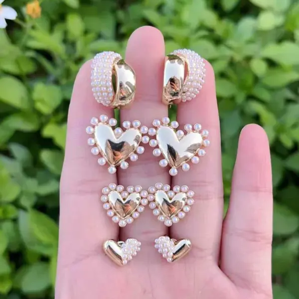 Wholesale 1 Pair/Package Modern Style Simple Style Heart Shape Polishing Copper Acrylic Pearl 18K Gold Plated Ear Studs