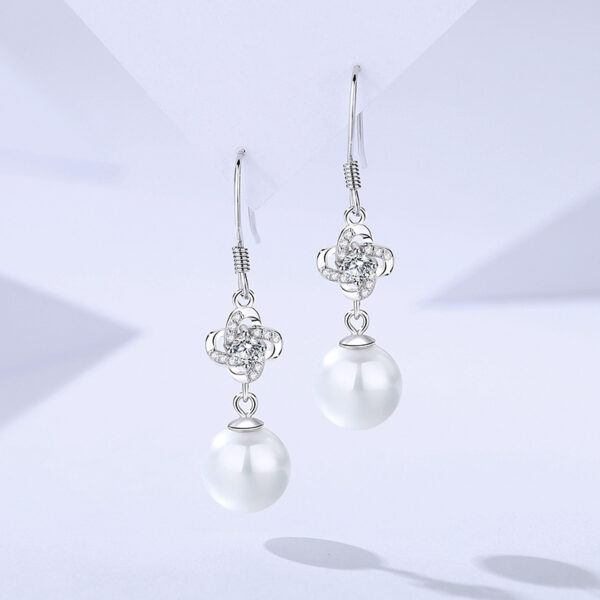 Wholesale Damila S999 Sterling Silver Four-Leaf Clover Earrings for Women, Fashionable Accessible Luxury Round Bead Earrings, Elegant and Versatile Mother's Day Gift