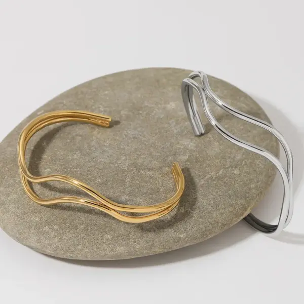 Wholesale Ion Plating (IP) Real Gold Plated Lines 304 Stainless Steel Simple Style Waterproof Non Tarnish 304 Stainless Steel Bangle Electroplated