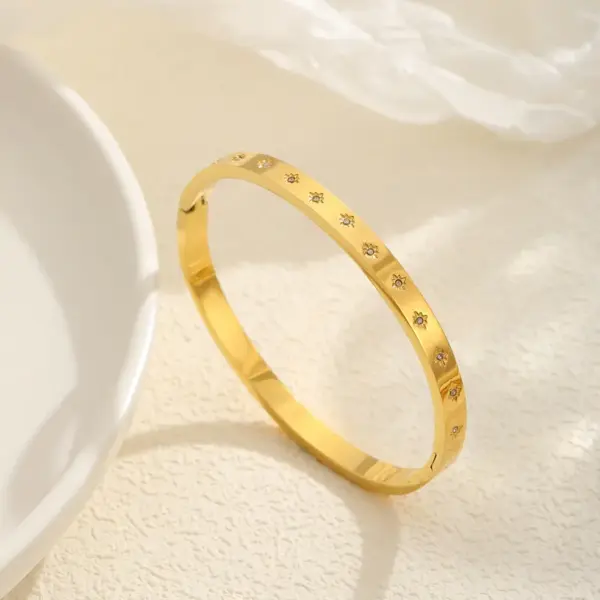 PVD Coated Real Gold Plated 18K Gold Geometric Star Titanium Steel Casual Elegant Waterproof Non Tarnish Titanium Steel Bangle