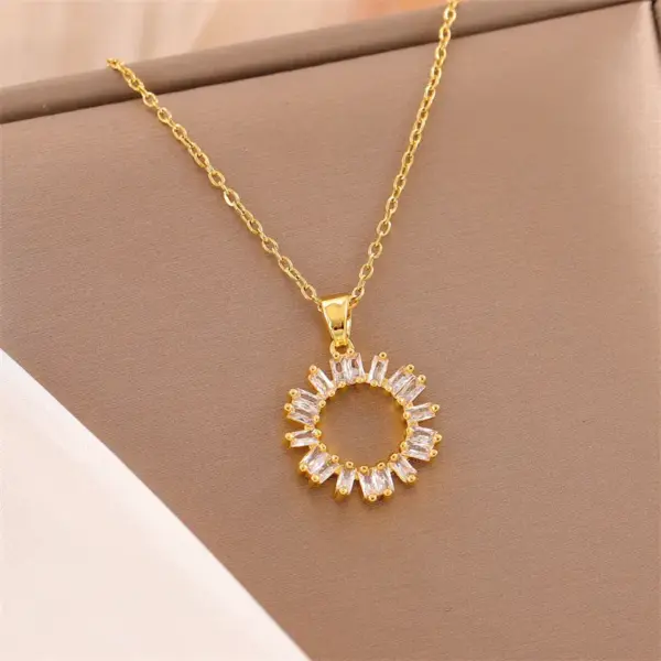 Wholesale Water Plating Vacuum Plating Real Gold Plated 18K Gold Circle Heart Shape Flower 304 Stainless Steel Titanium Steel Simple Style Waterproof Non Tarnish 201 Stainless Steel Pendant Necklace