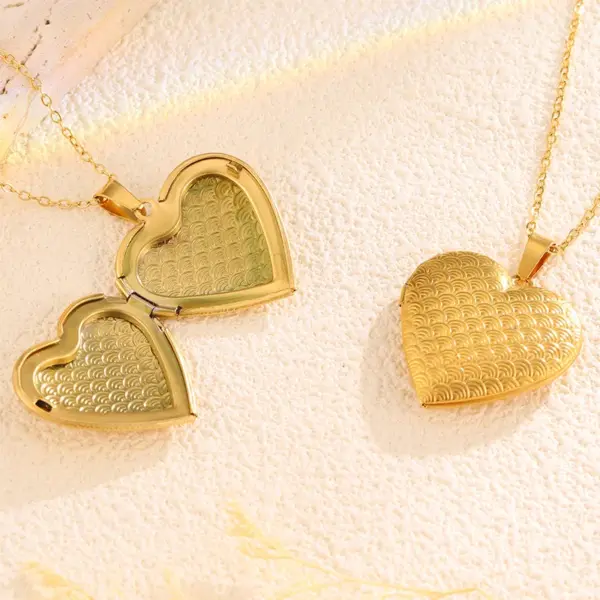 oly-1f59b9bf66f891f60119482cdc33b7a5 Wholesale PVD Coated Real Gold Plated Heart Shape 304 Stainless Steel Simple Style Classic Waterproof Non Tarnish Pendant Necklace Locket