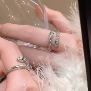 J976 Silver ~ Rhinestone Snake Ring