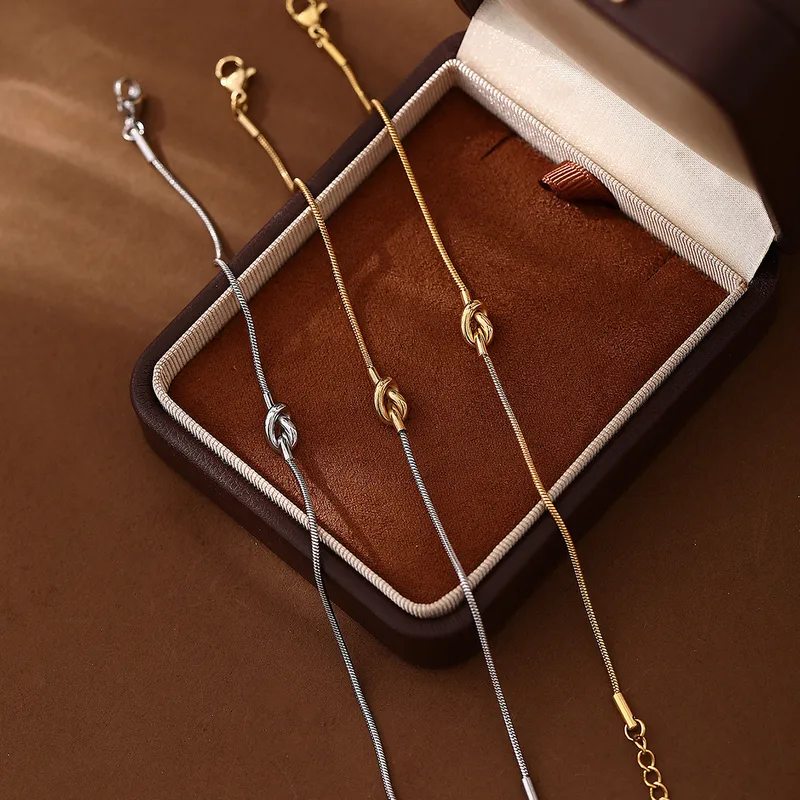 Wholesale PVD Coated Real Gold Plated 18K Gold Knot 304 Stainless Steel Casual Simple Style Commute Waterproof Non Tarnish 304 Stainless Steel Bracele