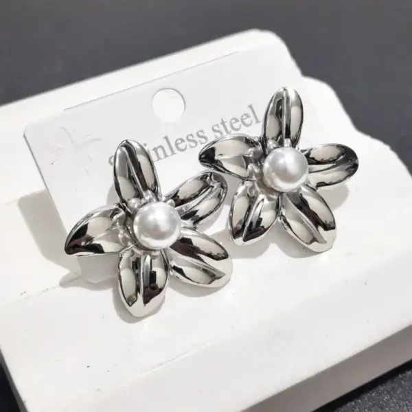 304 Stainless Steel Flower Ion Plating (IP) Golden Plated Elegant Retro Commute Waterproof Non Tarnish Gold Silver Ear Studs