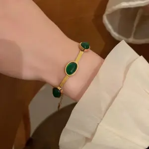 8305-Bracelets